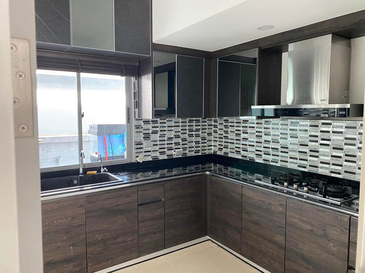 ขายบ้านพัฒนาการ ศรีนครินทร์ : ขายพร้อมผู้เช่า 31/1/70 วิวสวน ติดตั้งโซล่าเซลล์ 5 kw. พร้อมด้วยต่อเติมครัวไทย เดินทางสะดวก ได้หลายเส้นทาง: รามคำแหง ด่านทับช้าง  กรุงเทพกรีฑา  ร่มเกล้า  สนามบินสุวรรณภูมิ  เป็นโครงการติดถนนใหญ่  ตัวโครงการออกได้ทั้งซอยมิสทีน ร่มเกล้า   และถนนกรุงเทพ