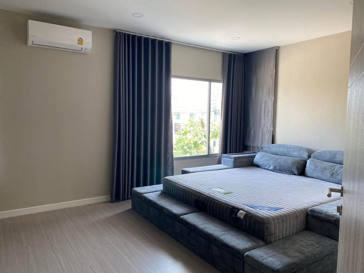 ขายบ้านพัฒนาการ ศรีนครินทร์ : ขายพร้อมผู้เช่า 31/1/70 วิวสวน ติดตั้งโซล่าเซลล์ 5 kw. พร้อมด้วยต่อเติมครัวไทย เดินทางสะดวก ได้หลายเส้นทาง: รามคำแหง ด่านทับช้าง  กรุงเทพกรีฑา  ร่มเกล้า  สนามบินสุวรรณภูมิ  เป็นโครงการติดถนนใหญ่  ตัวโครงการออกได้ทั้งซอยมิสทีน ร่มเกล้า   และถนนกรุงเทพ