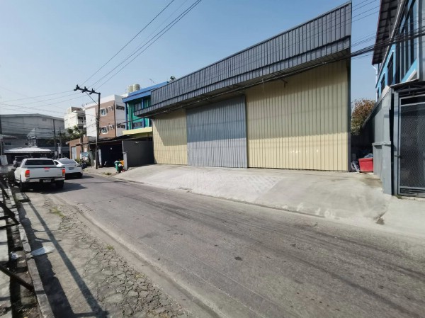 For RentWarehouseLadkrabang, Suwannaphum Airport : Newly built warehouse for rent in Prawet area, Chaloem Phrakiat Road, Suan Luang Rama 9, land size 100 square wah, usable area 288 square meters, good location, not deep into the alley, large vehicles can enter, suitable for a storefront, warehouse, distr