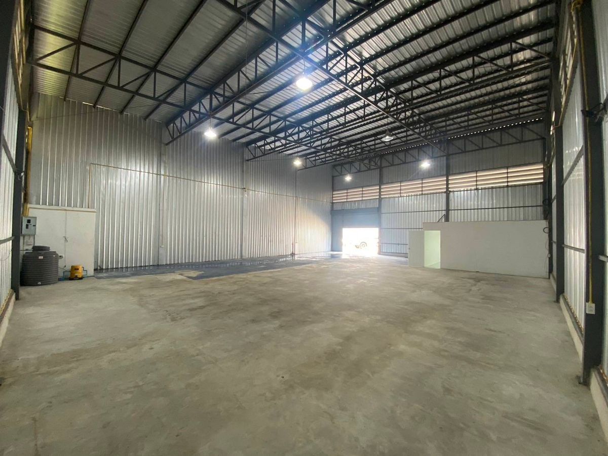 For RentWarehouseSamut Prakan,Samrong :   Warehouse  for Rent, 300sq.m. and 420 sq.m. close to Thepharak Rd. 