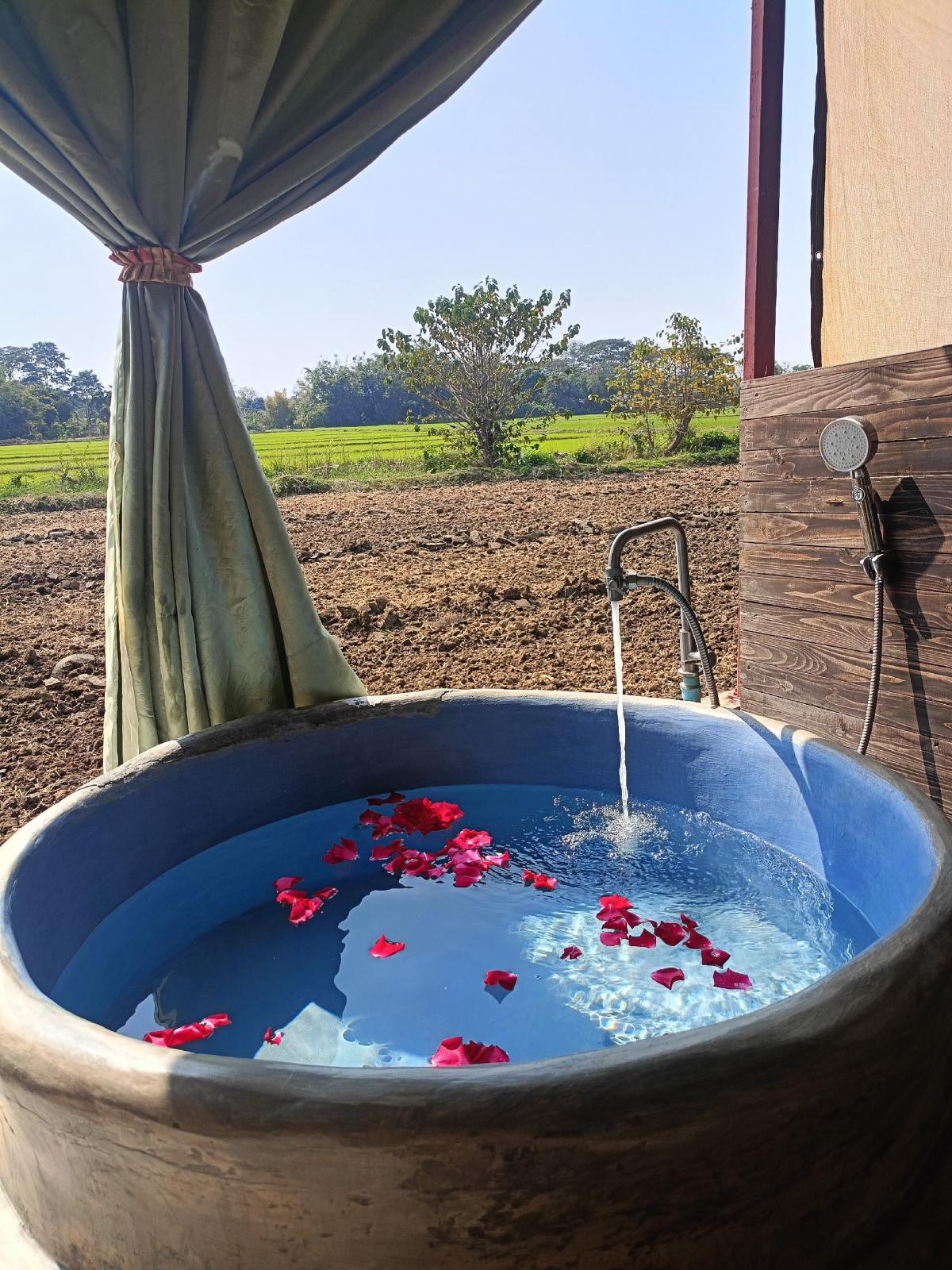 For RentCondoChiang Rai : Rent a deluxe room, beautiful view, near the city, with bathtub and kitchen