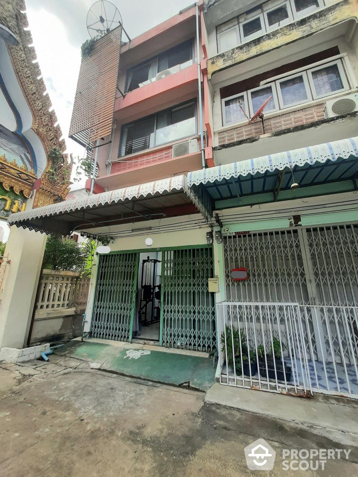 For SaleShop HouseSilom, Saladaeng, Bangrak : FULLY RENOVATED & REDUCED AGAIN- Ready to move in!