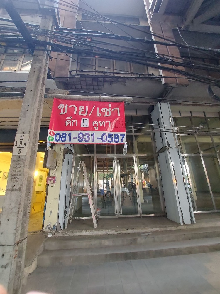 For RentShop HouseOnnut, Udomsuk : For rent: Commercial building on the main road, 5 units, can be rented separately (with parking lot at the back), located next to the entrance/exit of Punnawithi BTS station, very good location.