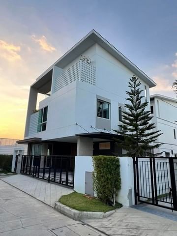 ให้เช่าพัฒนาการ ศรีนครินทร์ : ให้เช่า บ้านเดี่ยว 2 ชั้น เฟอร์นิเจอร์ใหม่ครบทั้งหลัง โครงการเนอวานา แอบโซลูท กรุงเทพกรีฑา Nirvana ABSOLUTE Krungthep Kreetha