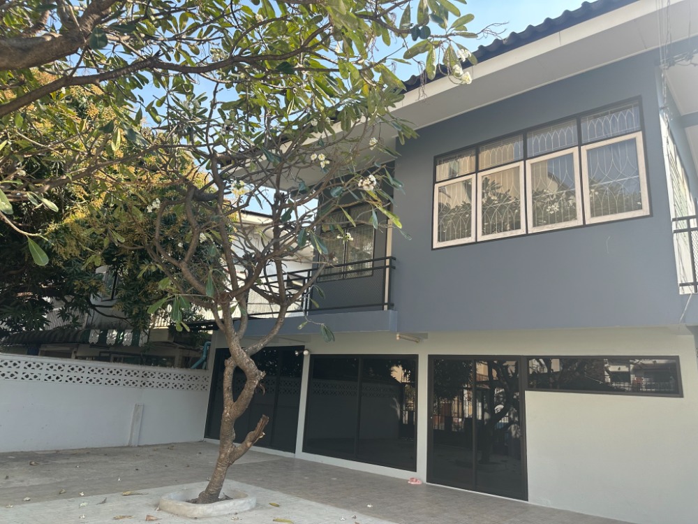 For RentHouseRama9, Petchburi, RCA : 2-storey detached house for rent, Ratchada Road, good location near MRT Rama 9, air-conditioner, complete furniture, 2 bedrooms, 2 bathrooms, rental price 55,000 baht [can register a company]