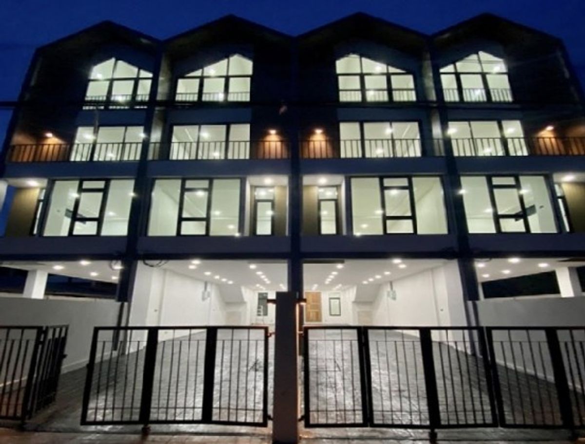 For RentTownhomeOnnut, Udomsuk : Tel. 081-632-0632 3-story townhome for rent in the middle of the city Sukhumvit-Onnut Soi Onnuch 70/1 New Furniture Furniture Fully Furnished 4 Air Air / Residence only Not allowing pets