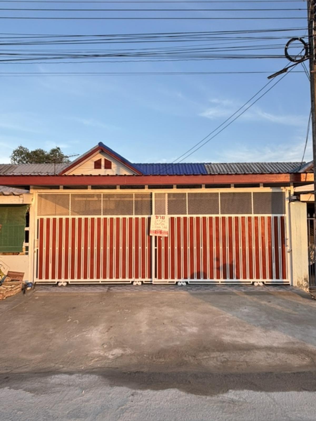 For SaleHousePhitsanulok : 🏠House for sale in a very good location, next to a main road.