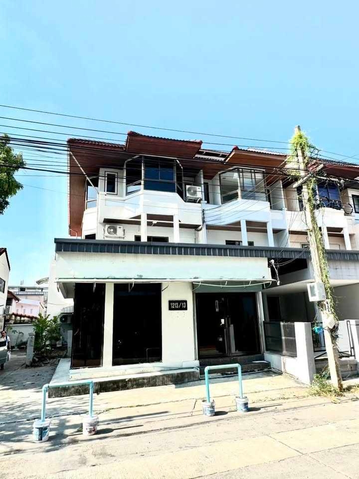 For RentHome OfficeRamkhamhaeng, Hua Mak : 🏡For rent, 3-storey home office, Soi Town in Town 2, Sriwara Road, large usable area 500 sq m., 5 bedrooms, 3 bathrooms, multiple entrances and exits, Praditmanutham Road, Ramkhamhaeng Road, near expressway.