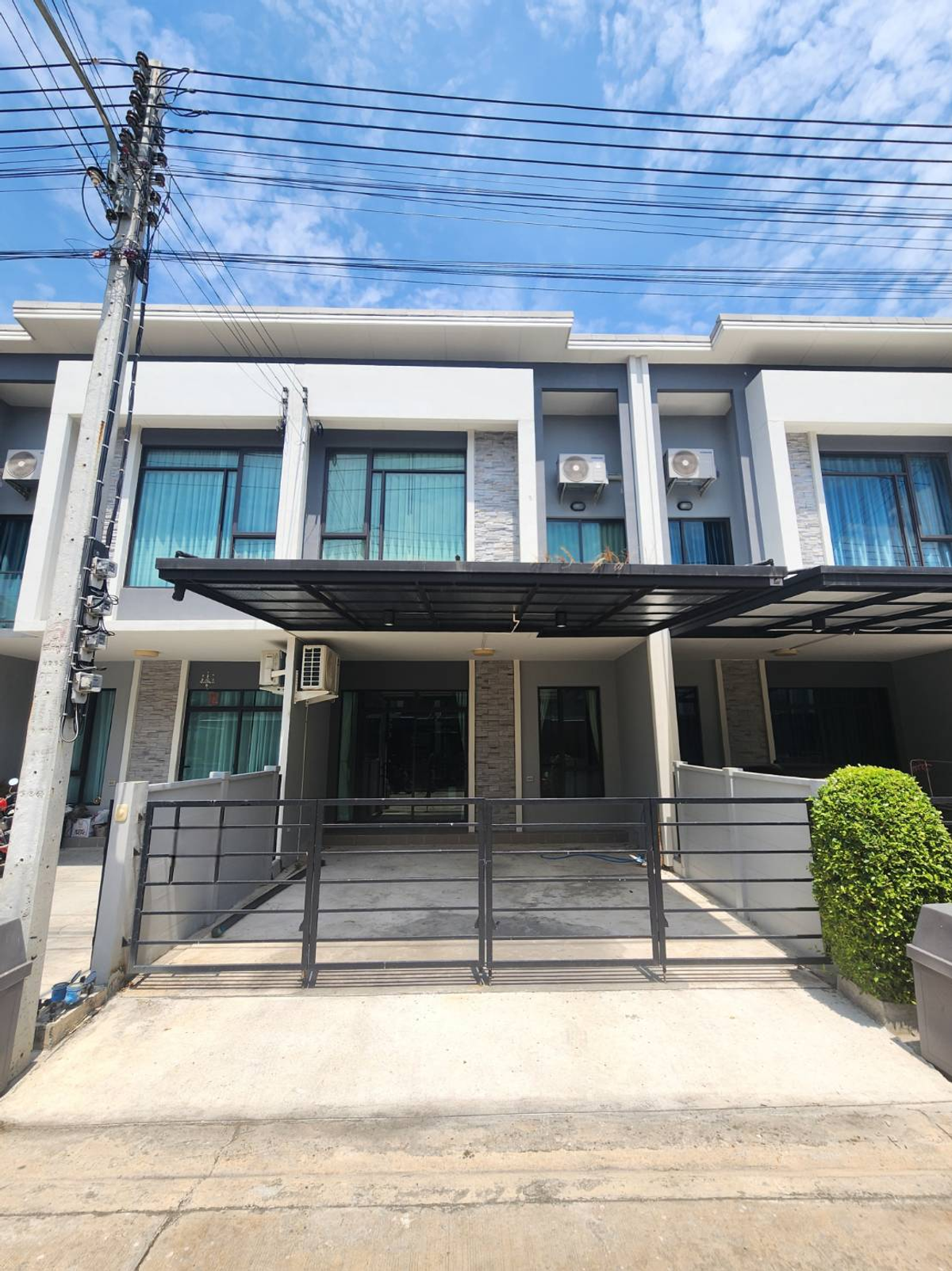 For RentHousePathum Thani,Rangsit, Thammasat : Townhome for rent, Grand Pleno Phahon Yothin - Rangsit, near Future Park Rangsit, only 8 minutes away.