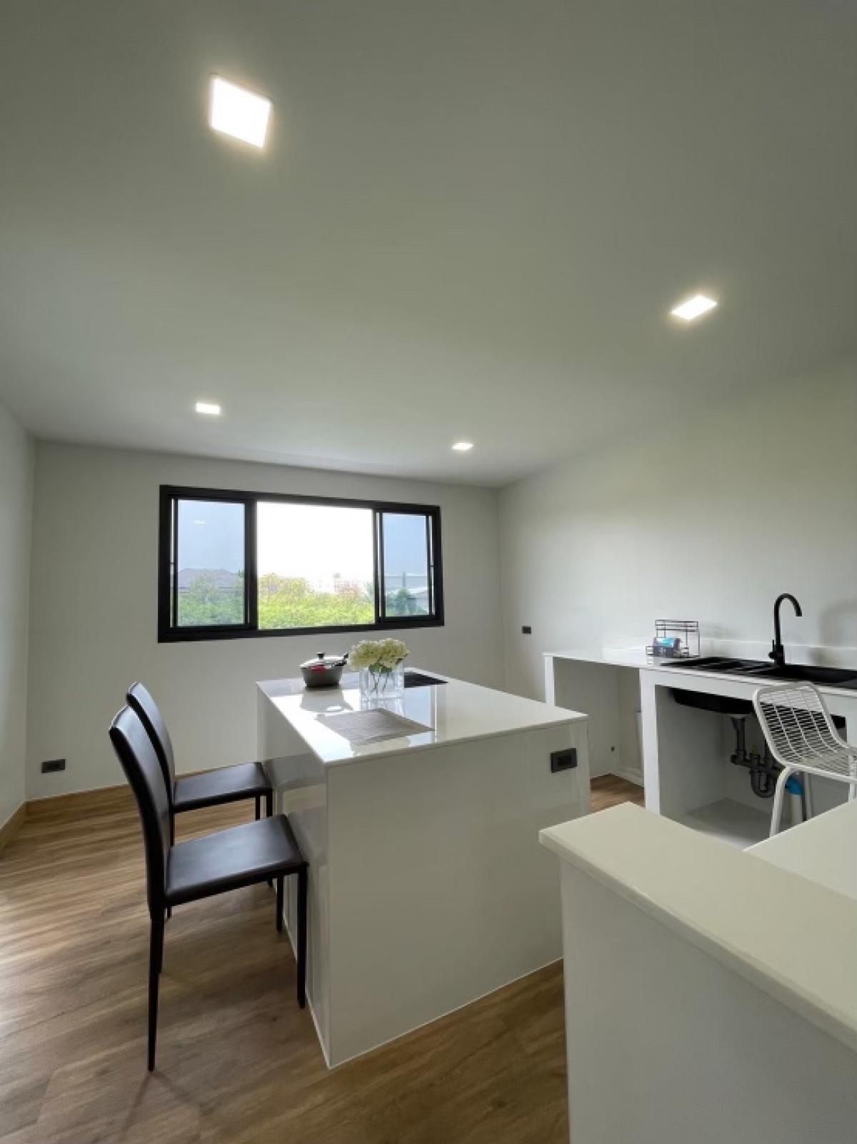 ให้เช่าโฮมออฟฟิศนวมินทร์ รามอินทรา : ปล่อยเช่า Modern Home Office 3 ที่จอดรถ ซอยรามอินทรา 62 จดทะเบียนบริษัท /หรือเช่าทำธุรกิจได้, ใกล้ รถไฟฟ้า สายสีชมพู 900 เมตร !