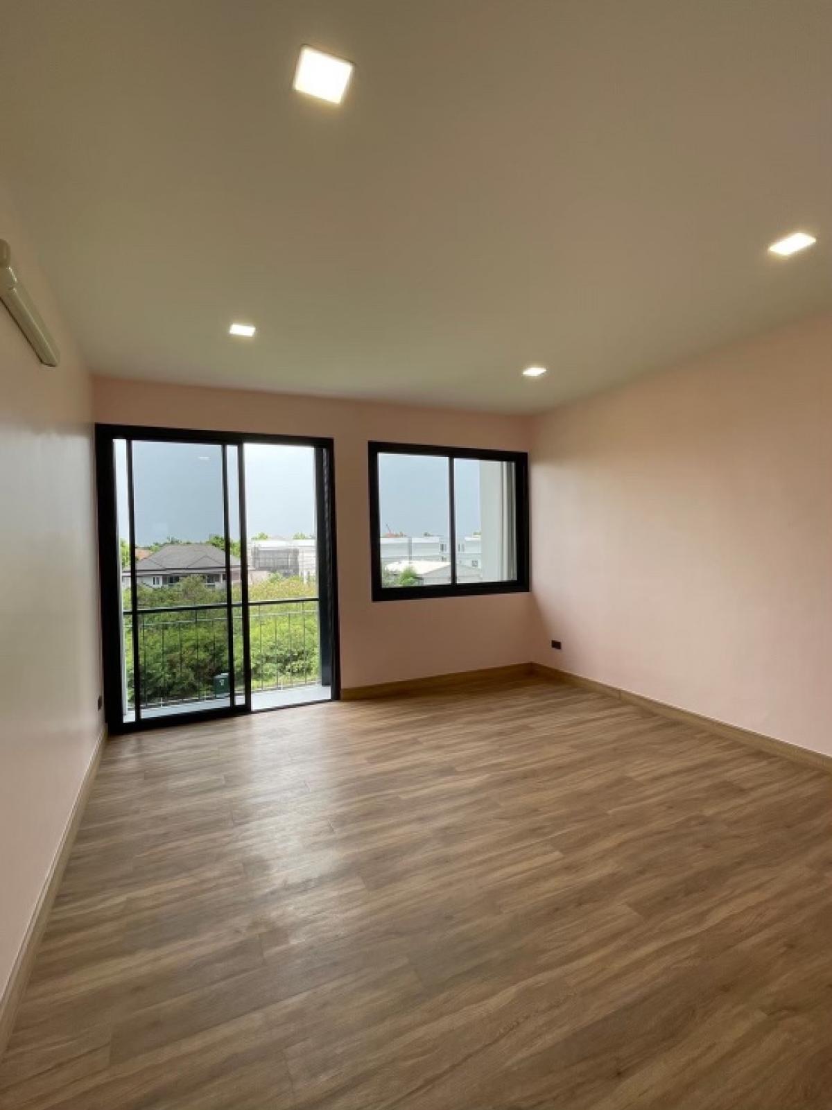 ให้เช่าโฮมออฟฟิศนวมินทร์ รามอินทรา : ปล่อยเช่า Modern Home Office 3 ที่จอดรถ ซอยรามอินทรา 62 จดทะเบียนบริษัท /หรือเช่าทำธุรกิจได้, ใกล้ รถไฟฟ้า สายสีชมพู 900 เมตร !