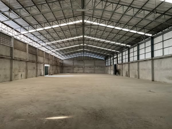 For RentWarehouseMahachai Samut Sakhon : Warehouse with Office for Rent, area 2,000 sq.m., 6 meter wide road and located on Pink area Samut Sakhon