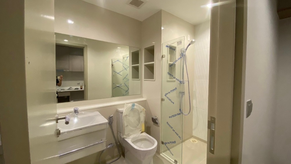 For SaleCondoLadprao, Central Ladprao : Better price than the Life Ladprao project! Prime location, good location, near the BTS, brand new from the project. You cant find this price anymore. Dont miss it! Interested, contact 0876358339