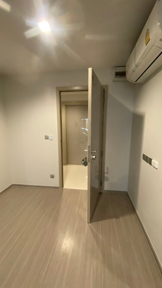 For SaleCondoLadprao, Central Ladprao : Better price than the Life Ladprao project! Prime location, good location, near the BTS, brand new from the project. You cant find this price anymore. Dont miss it! Interested, contact 0876358339