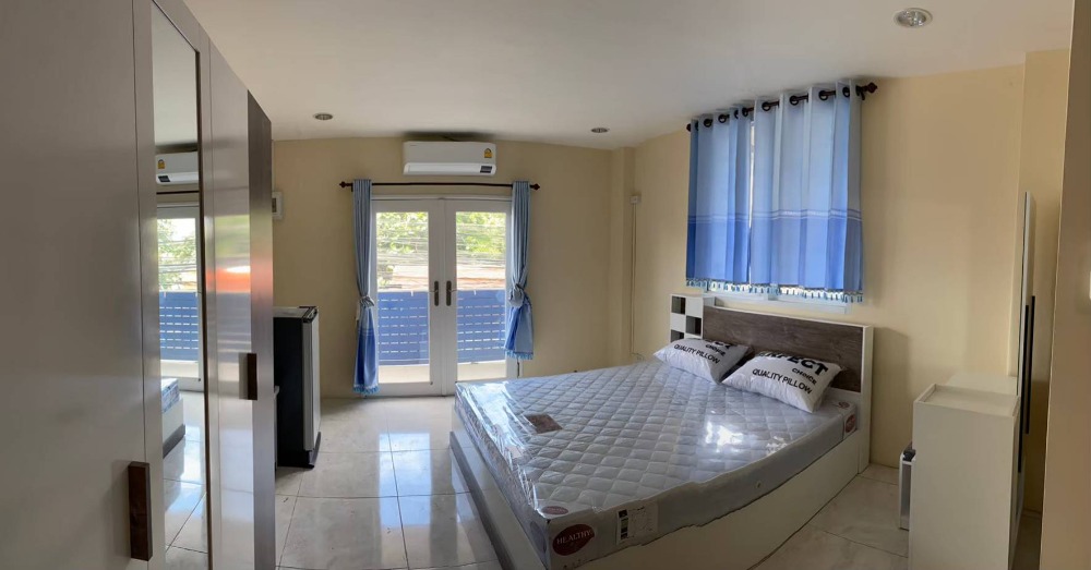 For RentShop HouseChiang Mai : For rent: 3-storey building, 1 unit, opposite the Groundwater Resources Office, Wualai Road, Hai Ya Subdistrict, Mueang District, Chiang Mai Province.