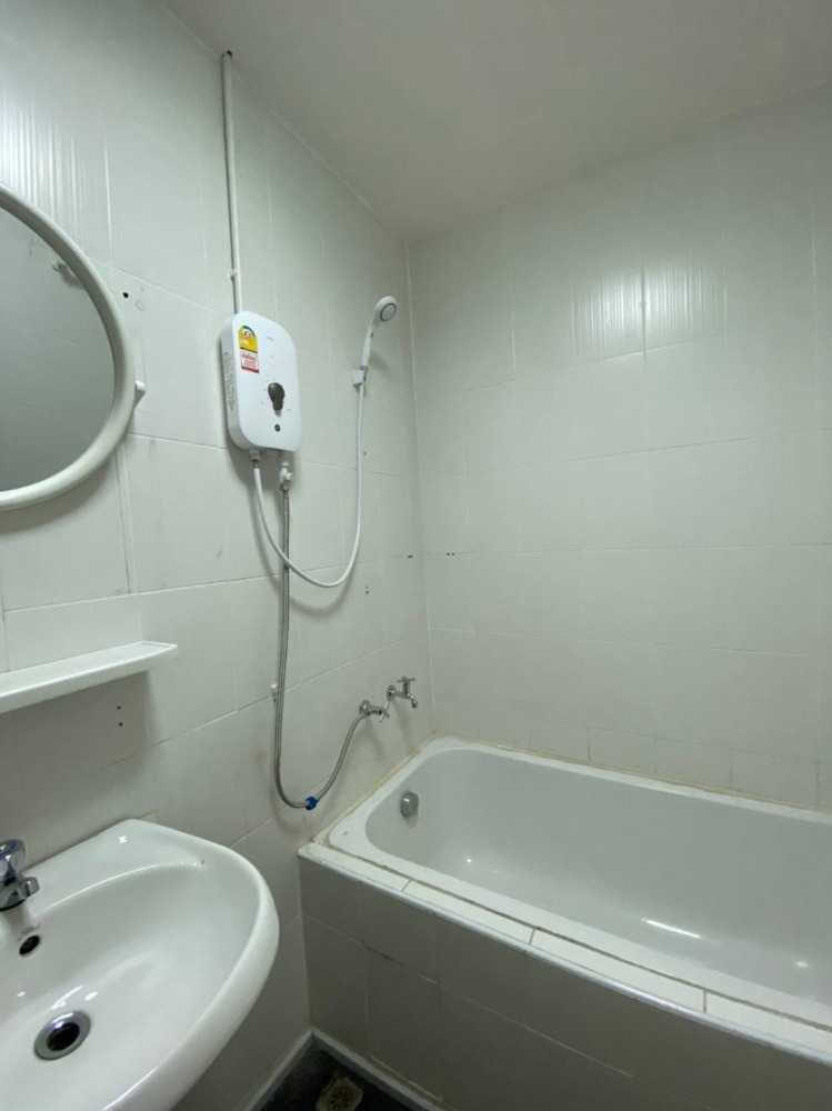 For RentShop HouseChiang Mai : For rent: 3-storey building, 1 unit, opposite the Groundwater Resources Office, Wualai Road, Hai Ya Subdistrict, Mueang District, Chiang Mai Province.