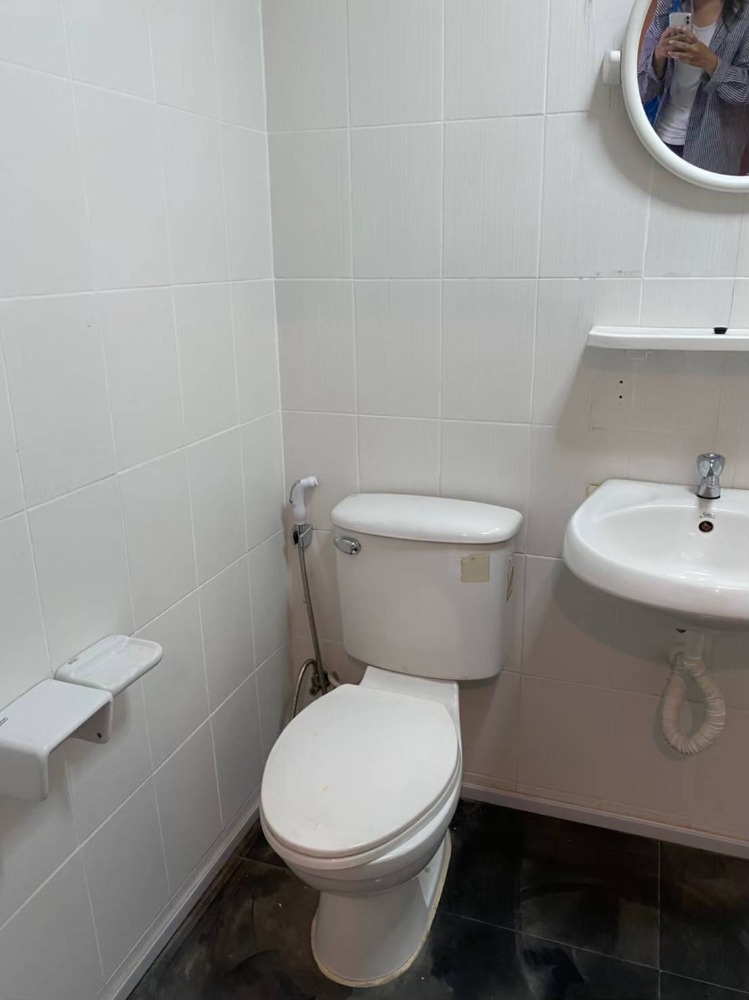 For RentShop HouseChiang Mai : For rent: 3-storey building, 1 unit, opposite the Groundwater Resources Office, Wualai Road, Hai Ya Subdistrict, Mueang District, Chiang Mai Province.