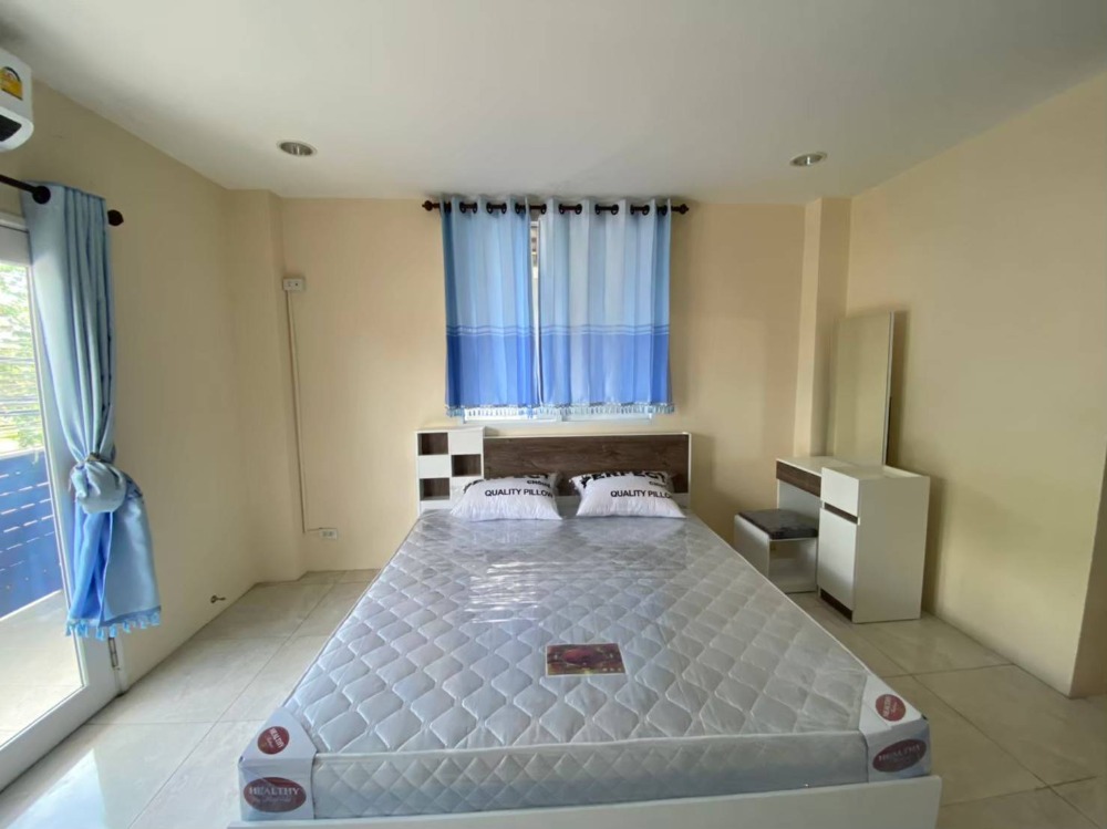 For RentShop HouseChiang Mai : For rent: 3-storey building, 1 unit, opposite the Groundwater Resources Office, Wualai Road, Hai Ya Subdistrict, Mueang District, Chiang Mai Province.