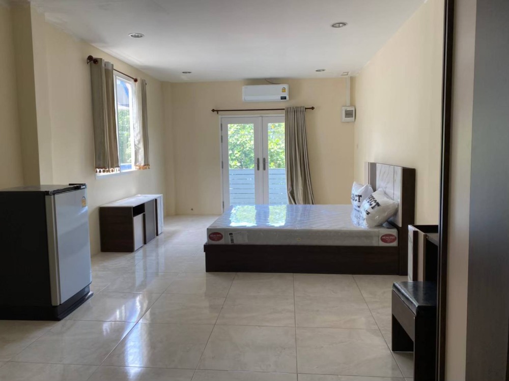 For RentShop HouseChiang Mai : For rent: 3-storey building, 1 unit, opposite the Groundwater Resources Office, Wualai Road, Hai Ya Subdistrict, Mueang District, Chiang Mai Province.