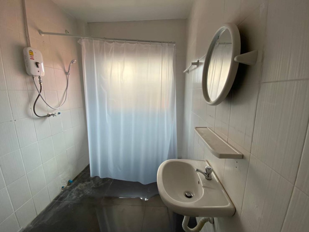 For RentShop HouseChiang Mai : For rent: 3-storey building, 1 unit, opposite the Groundwater Resources Office, Wualai Road, Hai Ya Subdistrict, Mueang District, Chiang Mai Province.