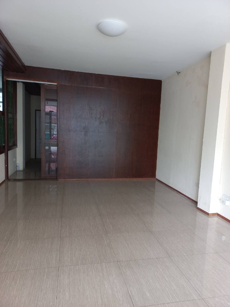 For RentShop HouseChiang Mai : For rent: 3-storey building, 1 unit, opposite the Groundwater Resources Office, Wualai Road, Hai Ya Subdistrict, Mueang District, Chiang Mai Province.