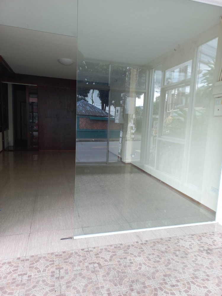 For RentShop HouseChiang Mai : For rent: 3-storey building, 1 unit, opposite the Groundwater Resources Office, Wualai Road, Hai Ya Subdistrict, Mueang District, Chiang Mai Province.