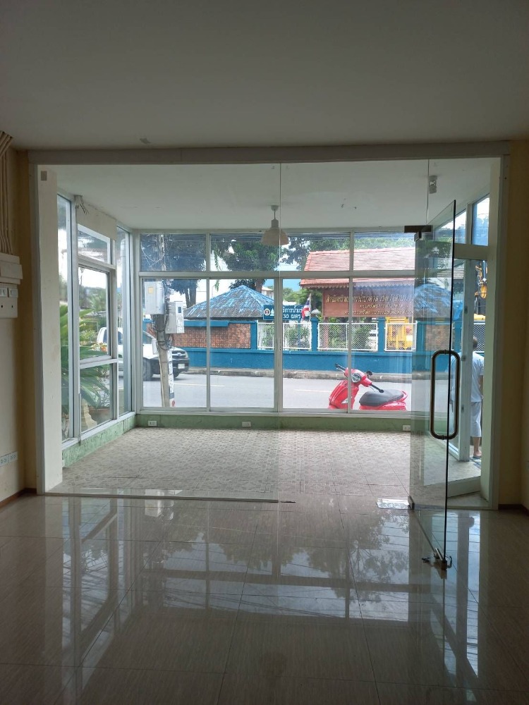 For RentShop HouseChiang Mai : For rent: 3-storey building, 1 unit, opposite the Groundwater Resources Office, Wualai Road, Hai Ya Subdistrict, Mueang District, Chiang Mai Province.