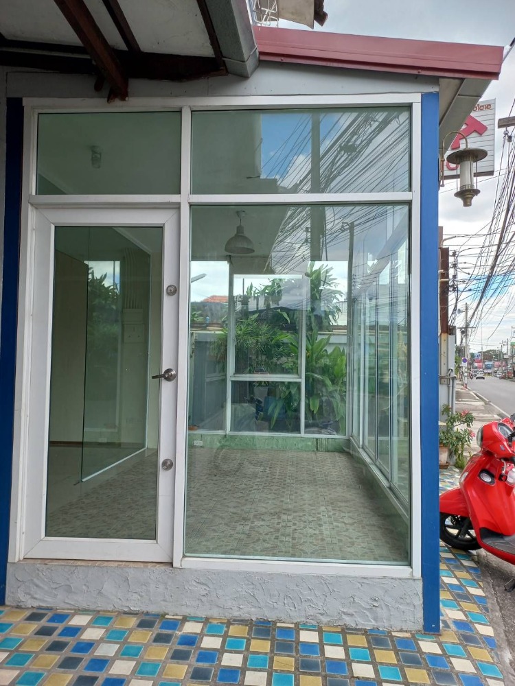 For RentShop HouseChiang Mai : For rent: 3-storey building, 1 unit, opposite the Groundwater Resources Office, Wualai Road, Hai Ya Subdistrict, Mueang District, Chiang Mai Province.