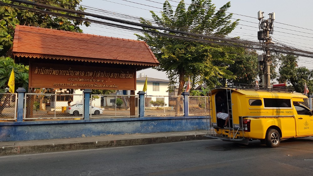 For RentShop HouseChiang Mai : For rent: 3-storey building, 1 unit, opposite the Groundwater Resources Office, Wualai Road, Hai Ya Subdistrict, Mueang District, Chiang Mai Province.