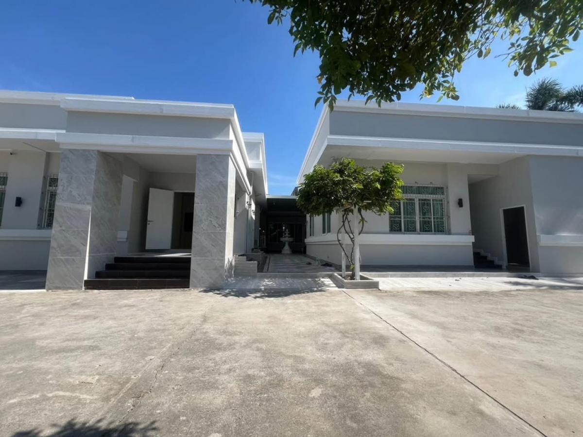 For RentHouseBangna, Bearing, Lasalle : 📢👇 Single-story detached house, huge size of usable area and land, suitable for big family or home office , price includes gardening once a month, near Mega Bangna and many international schools