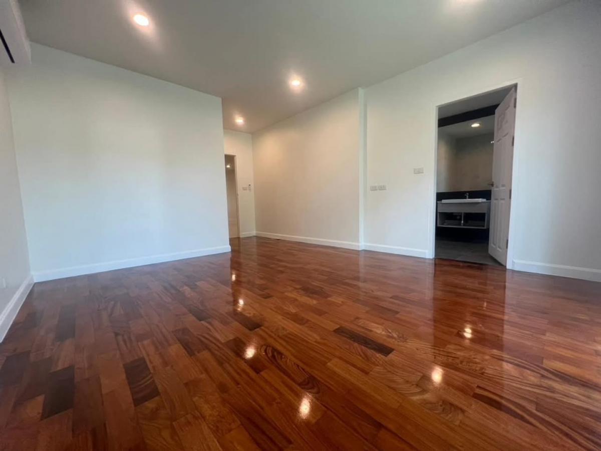 For RentHouseBangna, Bearing, Lasalle : 📢👇 Single-story detached house, huge size of usable area and land, suitable for big family or home office , price includes gardening once a month, near Mega Bangna and many international schools