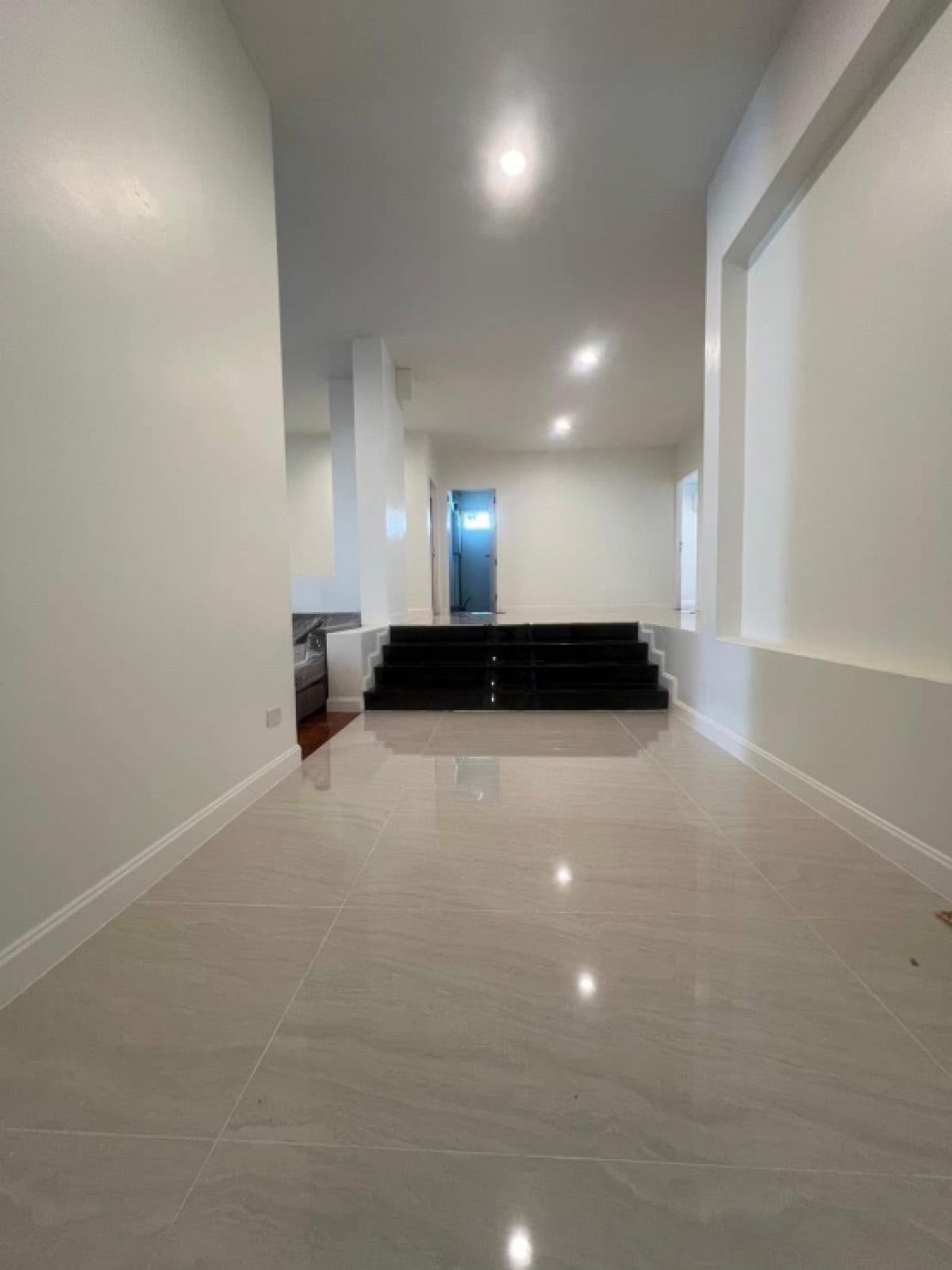 For RentHouseBangna, Bearing, Lasalle : 📢👇 Single-story detached house, huge size of usable area and land, suitable for big family or home office , price includes gardening once a month, near Mega Bangna and many international schools