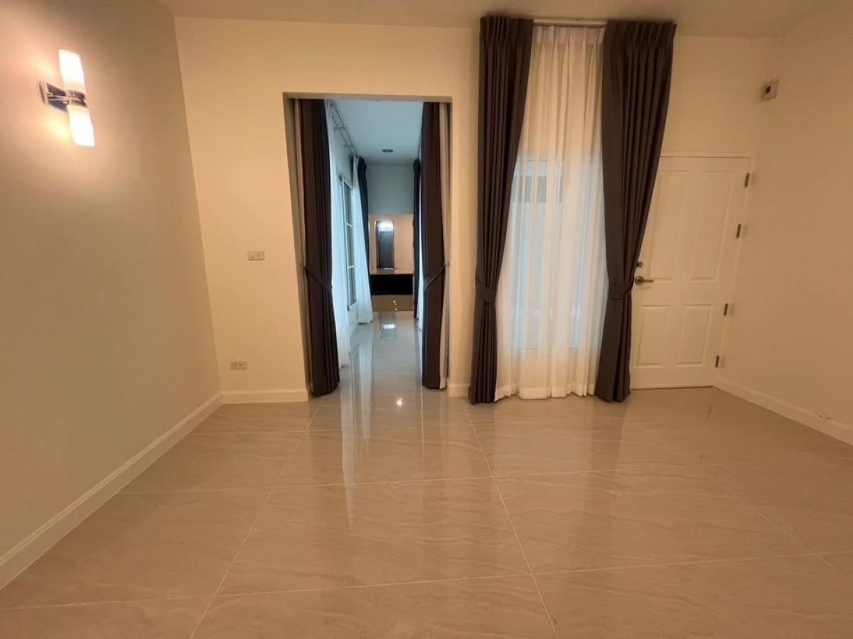 For RentHouseBangna, Bearing, Lasalle : 📢👇 Single-story detached house, huge size of usable area and land, suitable for big family or home office , price includes gardening once a month, near Mega Bangna and many international schools