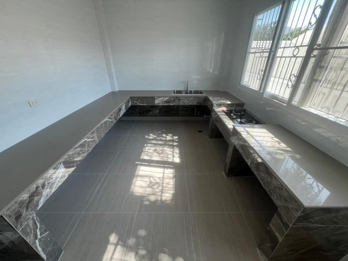 For RentHouseBangna, Bearing, Lasalle : 📢👇 Single-story detached house, huge size of usable area and land, suitable for big family or home office , price includes gardening once a month, near Mega Bangna and many international schools