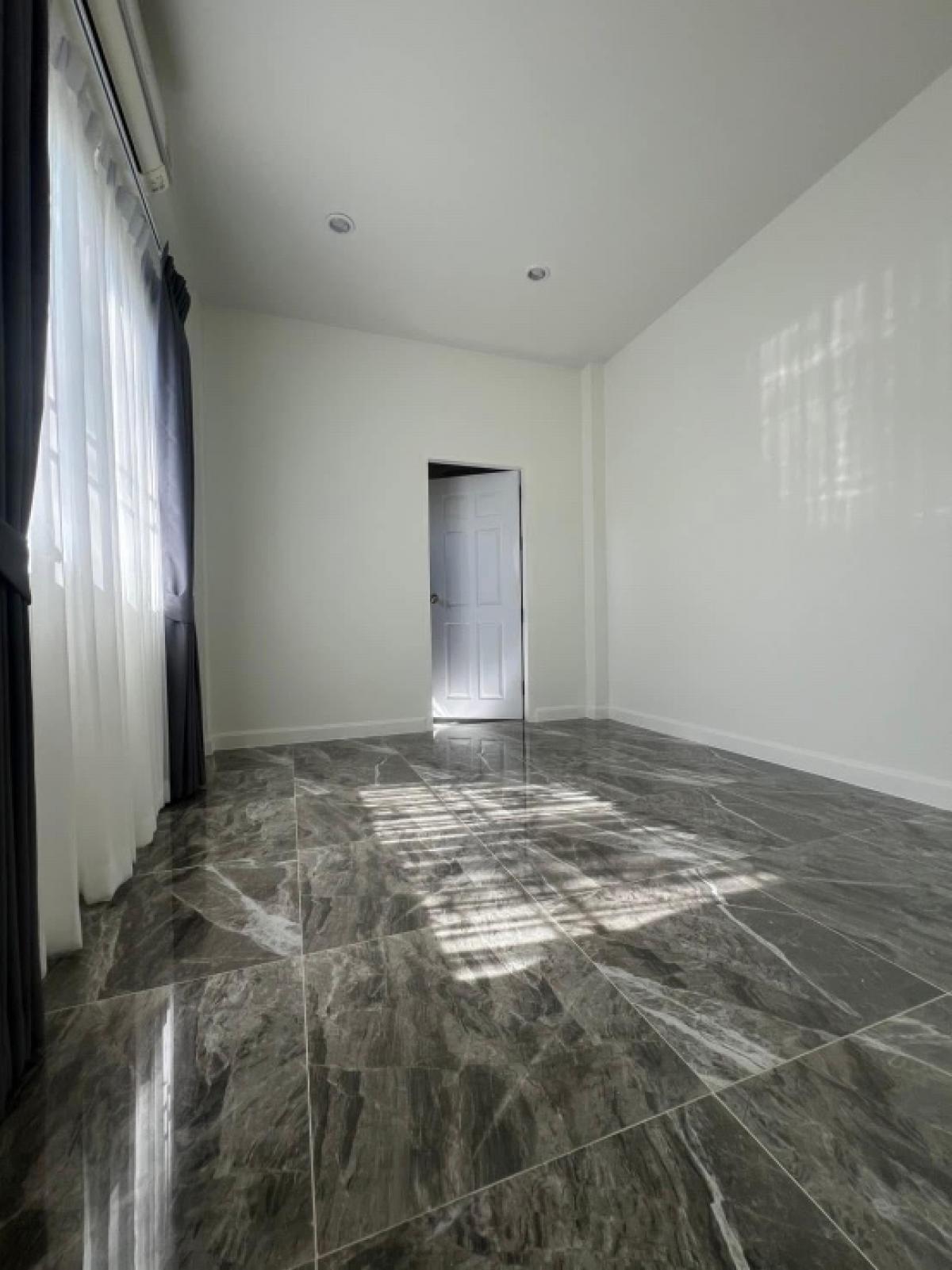 For RentHouseBangna, Bearing, Lasalle : 📢👇 Single-story detached house, huge size of usable area and land, suitable for big family or home office , price includes gardening once a month, near Mega Bangna and many international schools