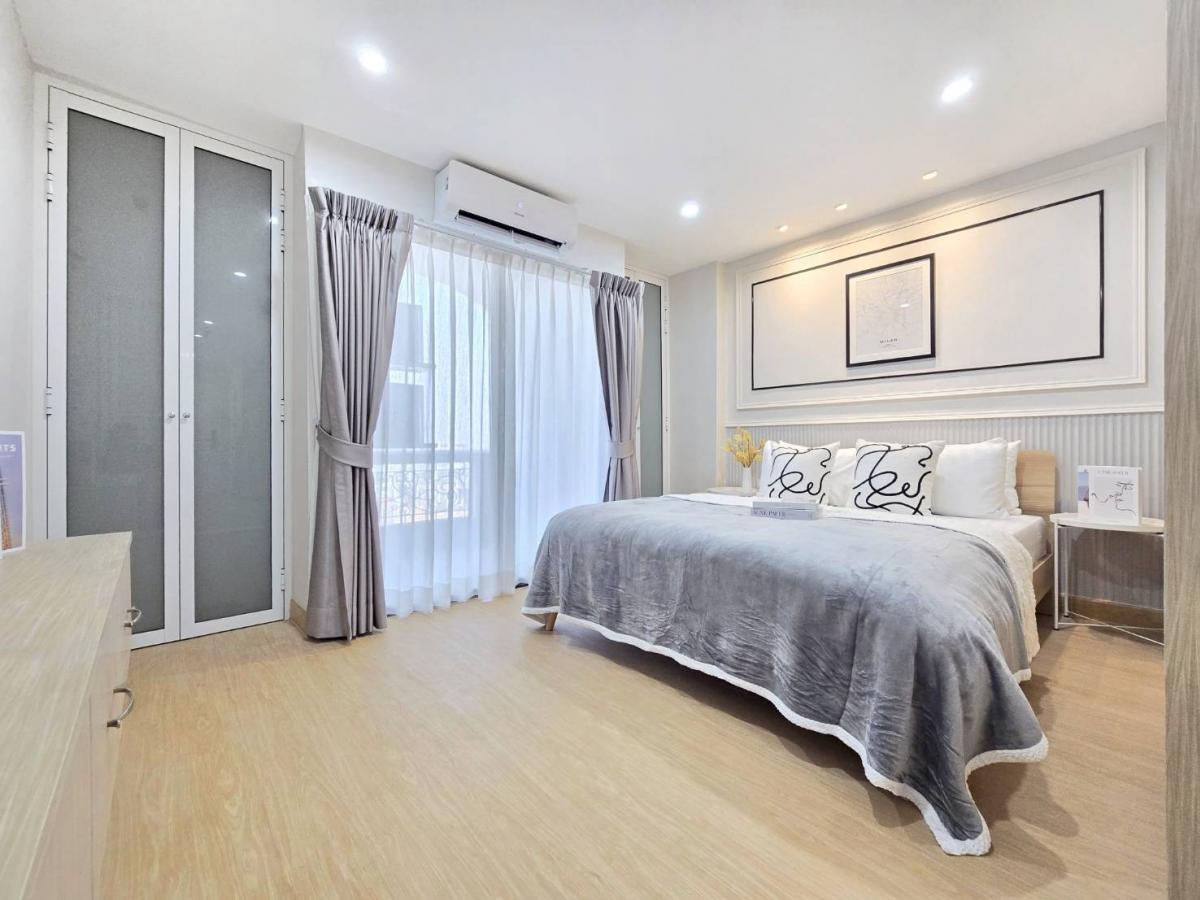 ขายคอนโดรามคำแหง หัวหมาก : 🤩ห้องสวย ฟังก์ชันครบ พื้นที่จัดเต็ม เหมาะสำหรับคนของเยอะ ไม่ว่าจะเสื้อผ้า รองเท้า หรือของใช้ บอกเลย ตู้เสื้อผ้า 3 ตู้ เก็บหมด! 🏡 บดินทร์ สวีท โฮม (Bodin Suite Home)