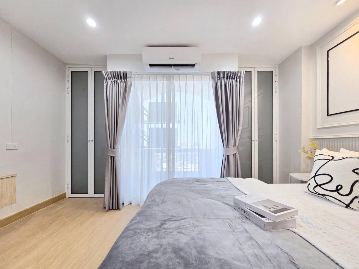 For SaleCondoRamkhamhaeng, Hua Mak : 🤩Beautiful room, complete functions, full space, suitable for people with a lot of stuff, whether its clothes, shoes or belongings, Im telling you, 3 wardrobes can store everything! 🏡 Bodin Suite Home