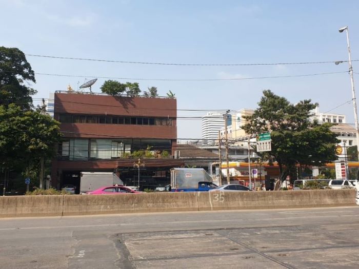 For SaleLandSilom, Saladaeng, Bangrak : Land for sale with 4-storey commercial building