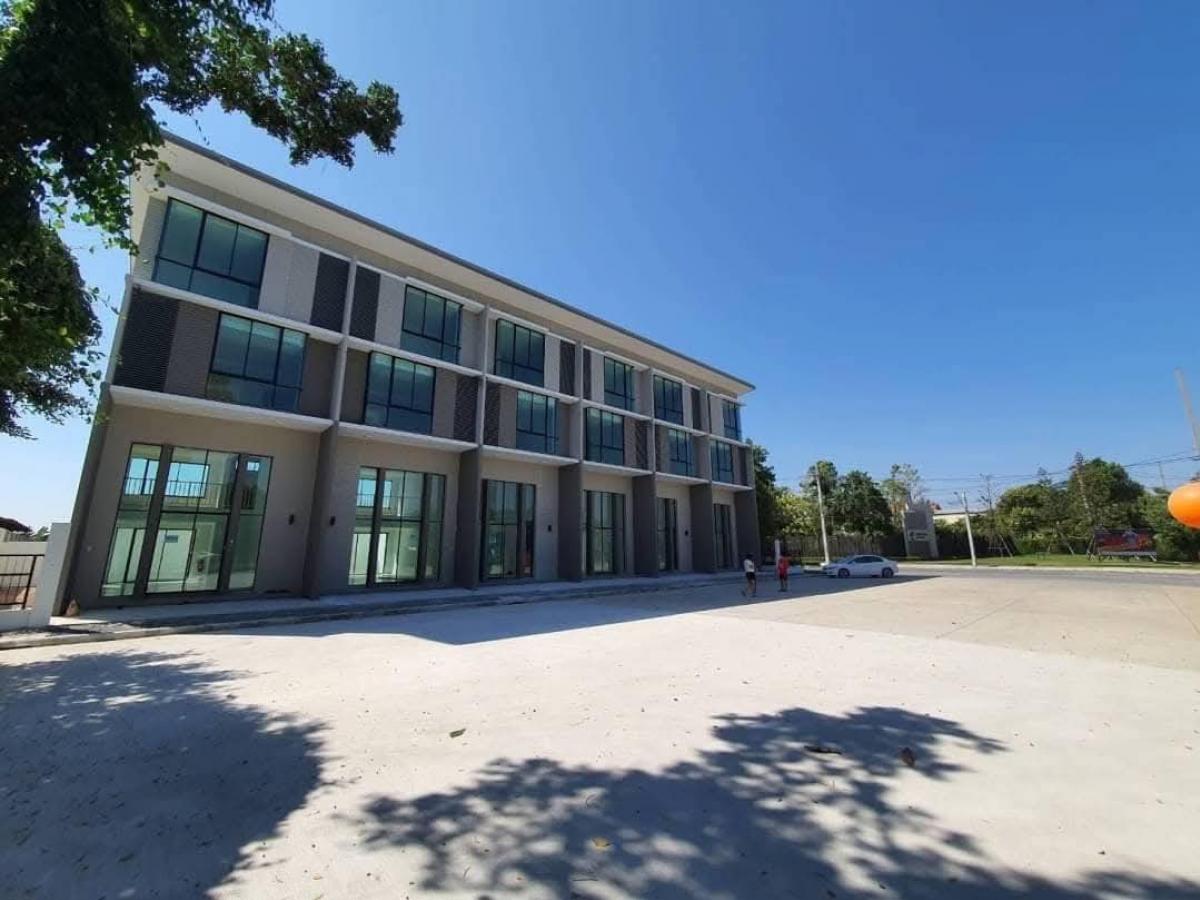 For RentShop HouseOnnut, Udomsuk : Urgent for rent, commercial building, on the main road Lat Krabang, commercial building, size 3 and a half floors, PATIO project, On Nut-Lat Krabang, 3 bedrooms, 3 bathrooms, 2 parking spaces, suitable for business, restaurants, beauty salons because insi