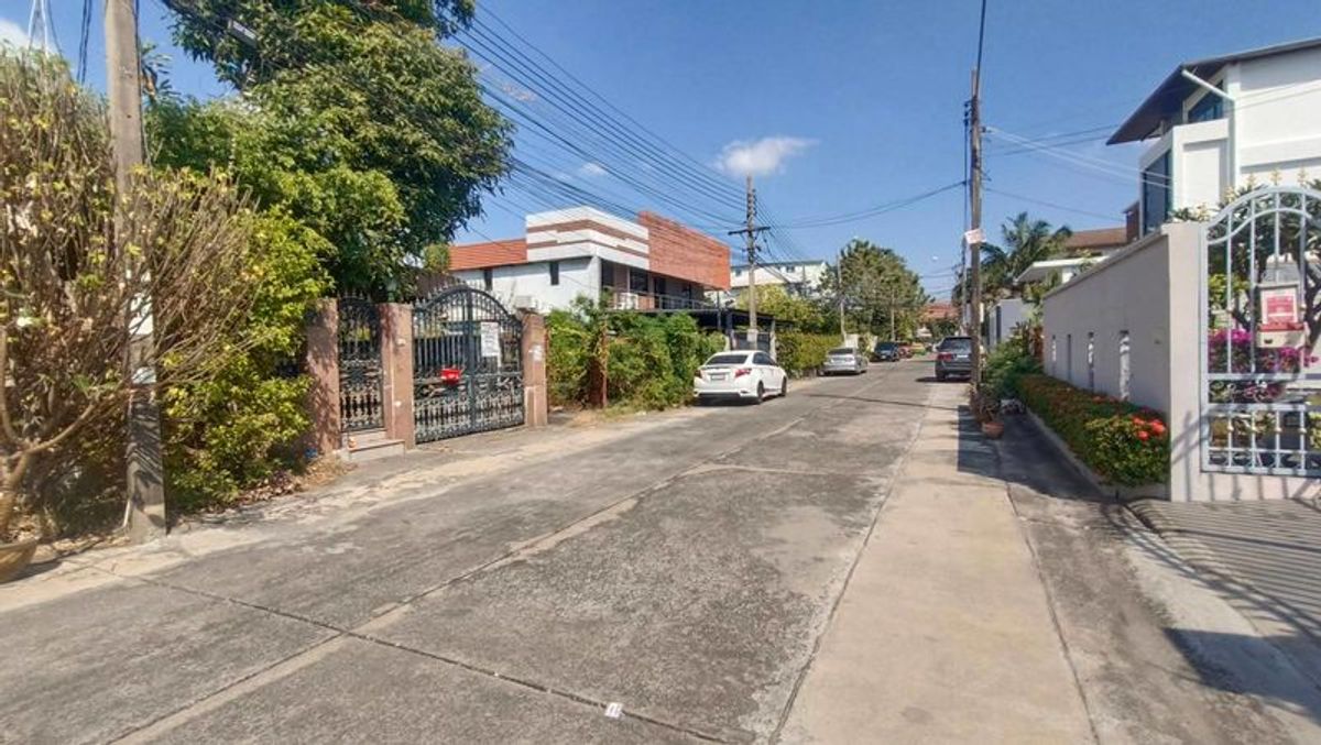 ขายที่ดินพระราม 9 เพชรบุรีตัดใหม่ RCA : ขายบ้านพร้อมที่ดินหมู่บ้านเสรีพระราม9 ฝั่ง The Nine เนื้อที่ 118 ตรว ปรับลดราคา ถูกสุดๆ💯