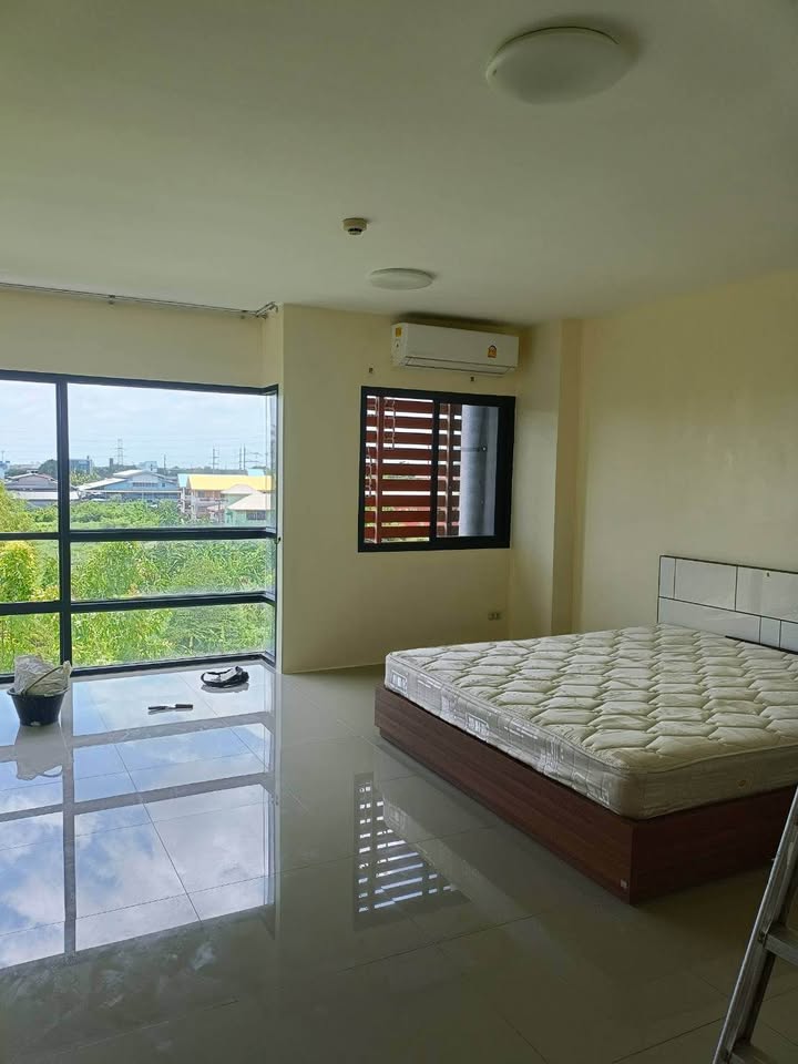 For SaleCondoLadkrabang, Suwannaphum Airport : Condo for sale: Park Village On Nut 63/1, project on main road, easy access (SM940)
