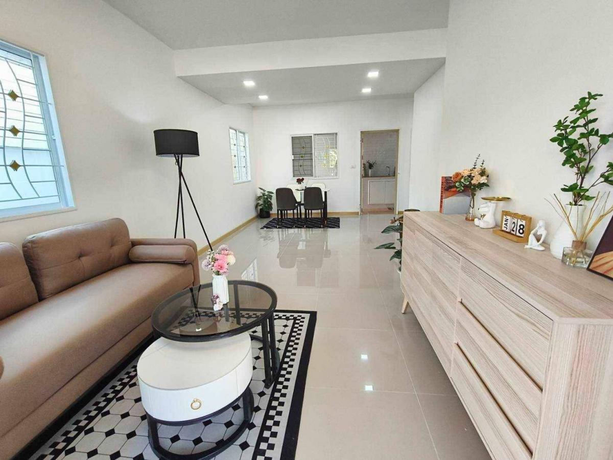 ขายทาวน์โฮมมีนบุรี-ร่มเกล้า : ขายทาวน์เฮ้าส์ 2 ชั้น หมู่บ้านพฤกษาวิลล์ 62/1 ถนนนิมิตรใหม่ ใกล้มีนบุรี หทัยราษฎร์ เลียบคลองสอง  ลำลูกกา สายไหม รามอินทรา สุวินทวงศ์ ทางด่วนจตุโชติวง แหวนรอบนอกบางนา-บางปะอิน มอเตอร์เวย์ สนามบินสุวรรณภูมิ  โรงพยาบาลสินแพทย์ โรงพยาบาลนพรัตน์ ซาฟารีเวิลด์ พ