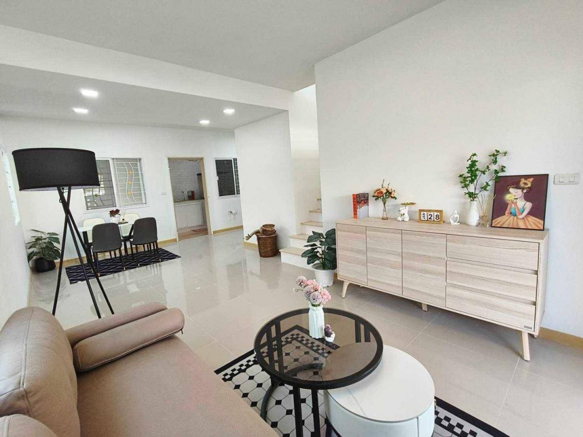 ขายทาวน์โฮมมีนบุรี-ร่มเกล้า : ขายทาวน์เฮ้าส์ 2 ชั้น หมู่บ้านพฤกษาวิลล์ 62/1 ถนนนิมิตรใหม่ ใกล้มีนบุรี หทัยราษฎร์ เลียบคลองสอง  ลำลูกกา สายไหม รามอินทรา สุวินทวงศ์ ทางด่วนจตุโชติวง แหวนรอบนอกบางนา-บางปะอิน มอเตอร์เวย์ สนามบินสุวรรณภูมิ  โรงพยาบาลสินแพทย์ โรงพยาบาลนพรัตน์ ซาฟารีเวิลด์ พ