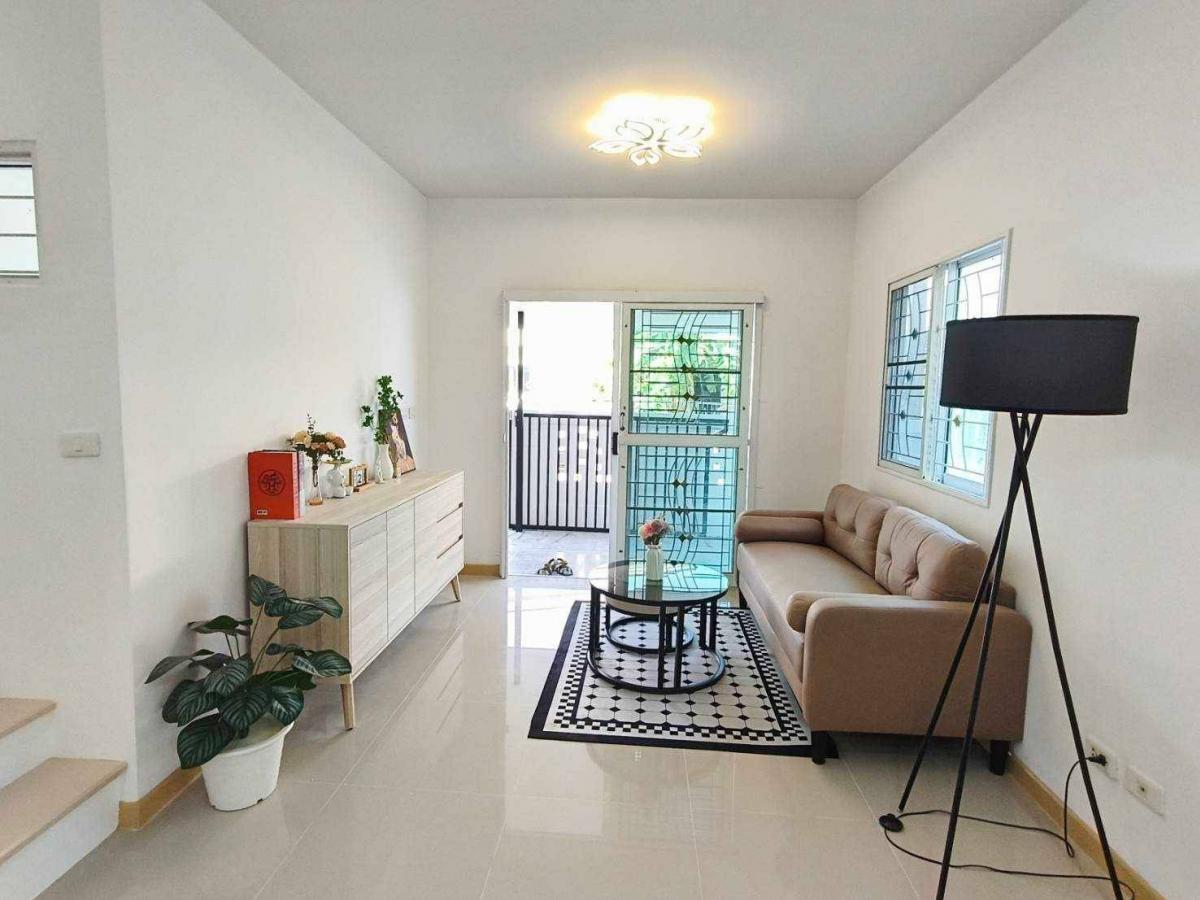 ขายทาวน์โฮมมีนบุรี-ร่มเกล้า : ขายทาวน์เฮ้าส์ 2 ชั้น หมู่บ้านพฤกษาวิลล์ 62/1 ถนนนิมิตรใหม่ ใกล้มีนบุรี หทัยราษฎร์ เลียบคลองสอง  ลำลูกกา สายไหม รามอินทรา สุวินทวงศ์ ทางด่วนจตุโชติวง แหวนรอบนอกบางนา-บางปะอิน มอเตอร์เวย์ สนามบินสุวรรณภูมิ  โรงพยาบาลสินแพทย์ โรงพยาบาลนพรัตน์ ซาฟารีเวิลด์ พ