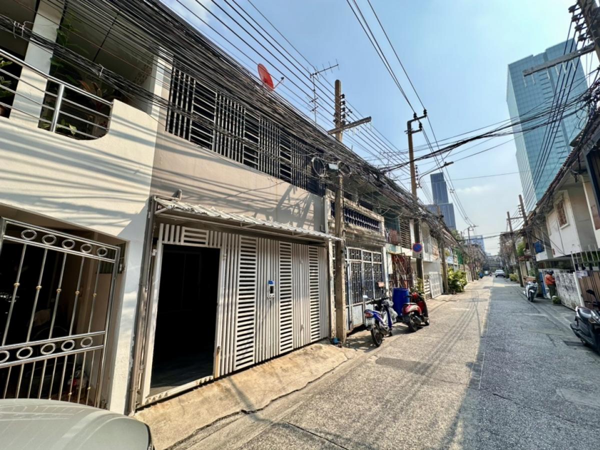 For SaleTownhomeRama9, Petchburi, RCA : 🔖 Townhouse in the heart of the city, Soi Ratchadaphisek 3, near MRT Rama 9 Station, convenient transportation, near the office, behind Fortune Town, can enter and exit both Soi Ratchadaphisek 3 and Rama 9 Road.