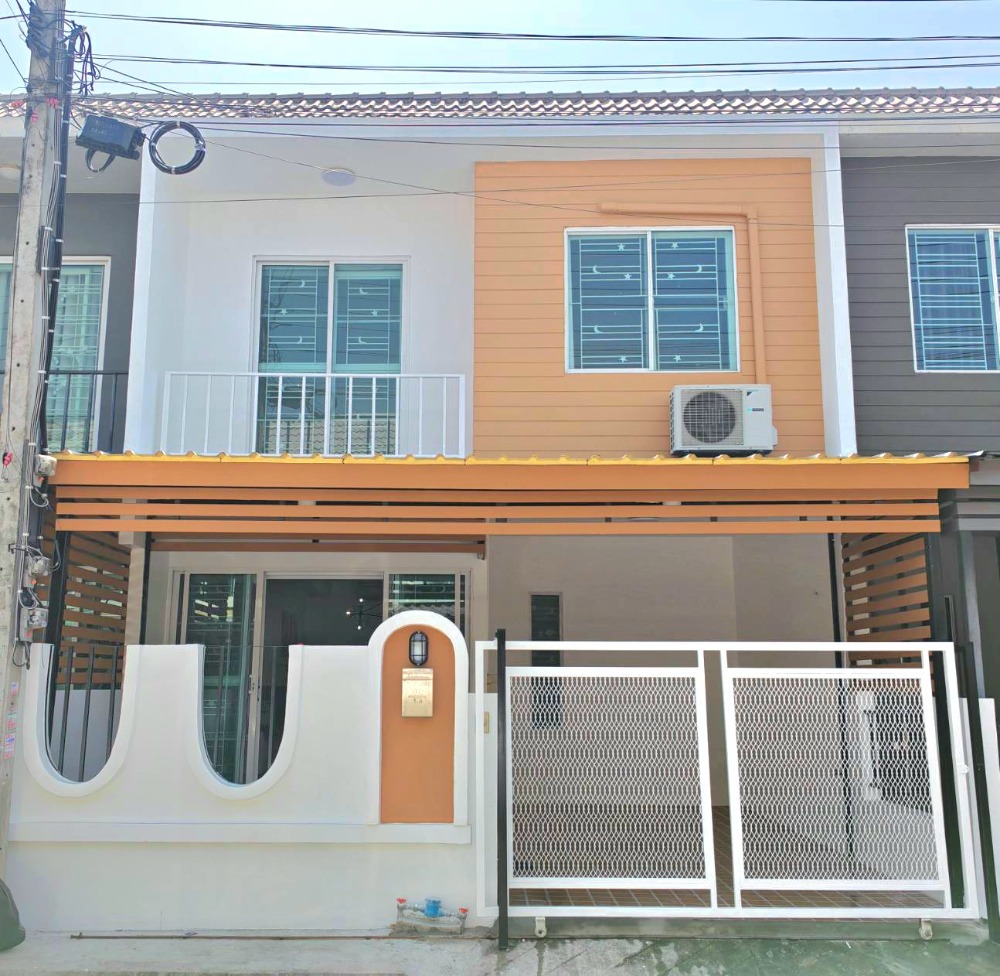 For SaleTownhomeSamut Prakan,Samrong : 2-storey townhouse, The Colors Village, Leisure Phase 5, Bangna, Km. 10, Soi Mahachai Bangna, Km. 10, free transfer, furniture included as shown in the picture, 3 air conditioners