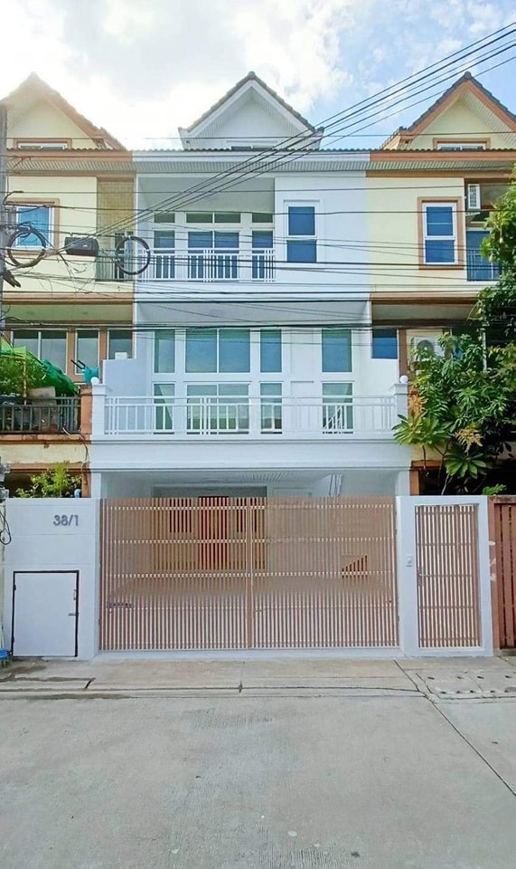ขายทาวน์โฮมลาดพร้าว101 แฮปปี้แลนด์ : ขายถูก ทาวน์โฮม 3.5 ชั้น รีโนเวทใหม่  4 นอน  ลาดพร้าว 106 แยก 1