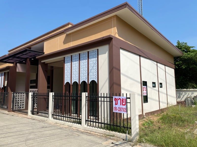 For SaleHouseSamut Songkhram : For sale: single-storey twin house, prime location, on the road, near Amphawa Floating Market, Samut Songkhram Province