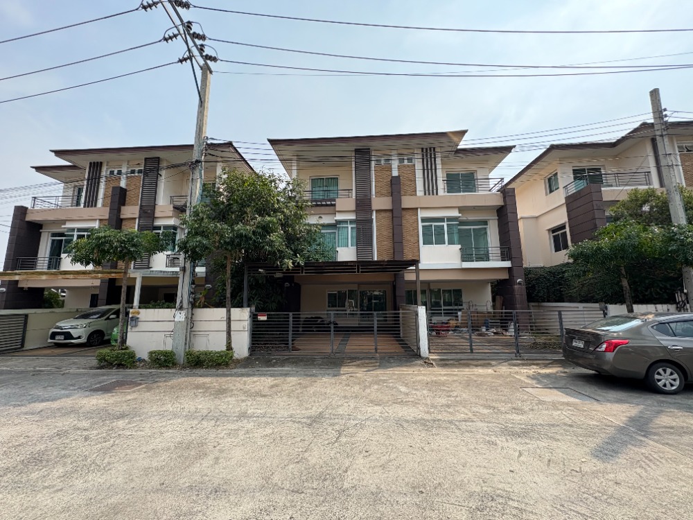 ขายบ้านเกษตร นวมินทร์ ลาดปลาเค้า : ขายบ้านแฝด 3ชั้น โยธินพัฒนา สภาพดี โครงการน่าอยู่ ถนนหน้าบ้านกว้าง 12เมตร ตกแต่งสวยพร้อมอยู่