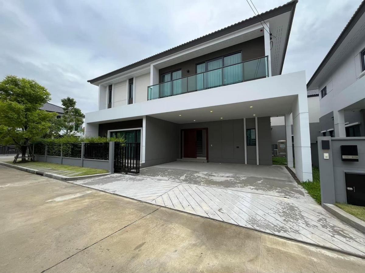 For RentHousePathum Thani,Rangsit, Thammasat : For rent, CENTRO VIBHAVADI house, ready to move in, 4 bedrooms, 5 bathrooms, new house, decorated, ready to move in, Centro Vibhavadi project, rental price 120,000 baht/month, near Harrow International School, first move in = 1 month advance rent, 2 month